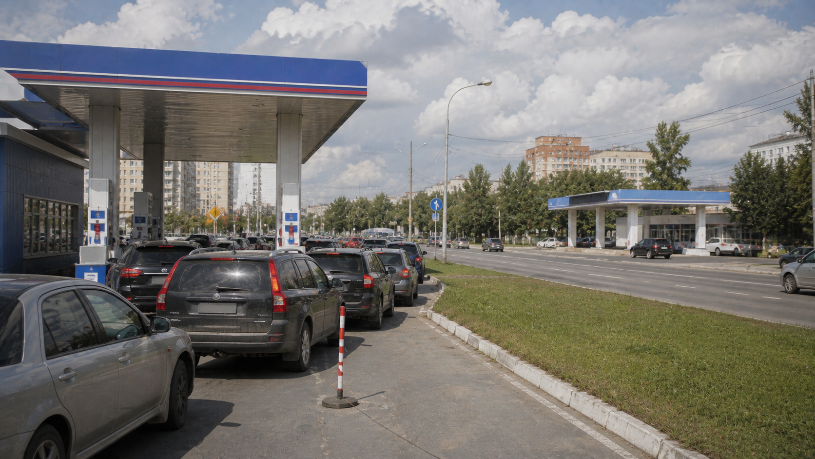 Очередь из автомобилей на заправочной станции в Тюмени в летний день